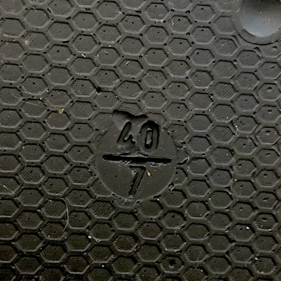 Valentino slides in size 40/ 9 used few times  still in box great condition - Picture 5 of 10